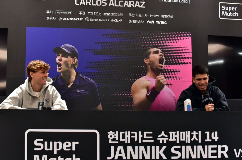 현대카드 슈퍼매치를 마친 뒤 나란히 기자회견에 나선 신네르(왼쪽)와 알카라스. 두 선수는 이날 경기를 마친 뒤 주최 측에서 마련해준 전세기로 함께 호주로 이동했다. 세마스포츠마케팅 제공