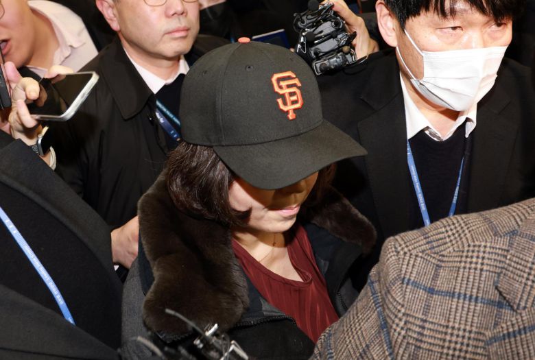 김경 서울시의원이 11일 인천국제공항 제1여객터미널을 통해 귀국하고 있다. 2026.1.11 뉴스1