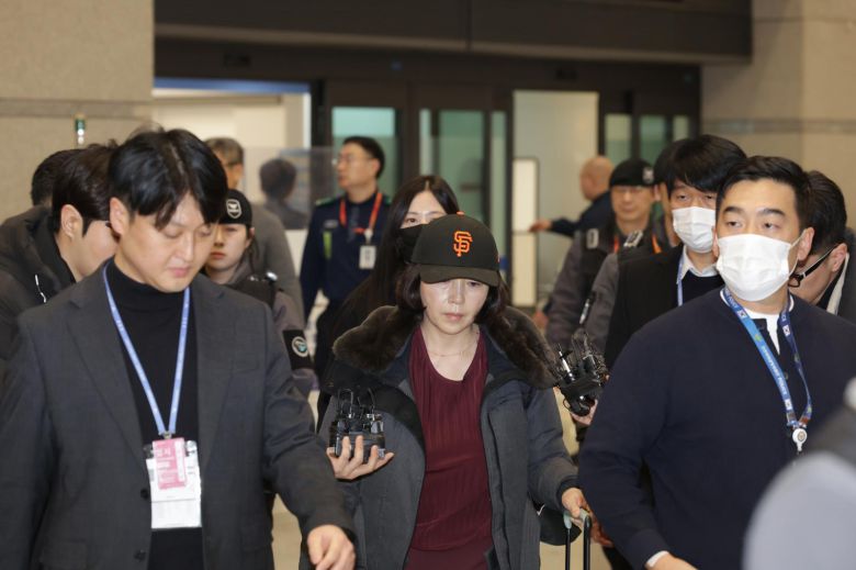 2022년 지방선거를 앞두고 강선우 무소속 의원에게 ‘공천헌금’ 1억원을 건넨 의혹을 받는 김경 서울시의원이 11일 오후 인천국제공항 제1여객터미널을 통해 귀국하고 있다.