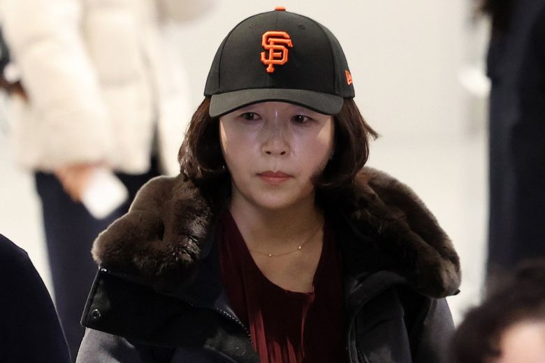 2022년 지방선거를 앞두고 강선우 무소속 의원에게 ‘공천헌금’ 1억원을 건넨 의혹을 받는 김경 서울시의원이 11일 오후 인천국제공항 제1여객터미널을 통해 귀국하고 있다. 2026.01.11. 뉴시스