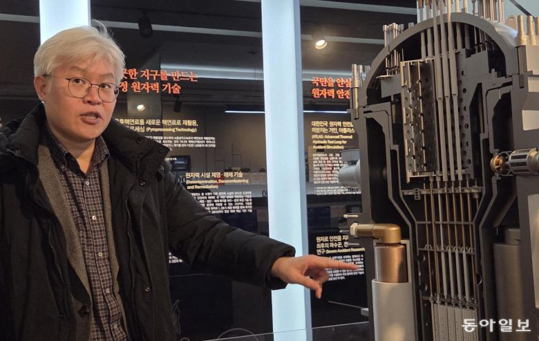 지난달 대전 한국원자력연구원 본원에서 권혁 경수형SMR원자로기술개발부장이 소형모듈원자로(SMR) 모형 앞에서 작동 원리를 설명하고 있다.  대전=이병구 동아사이언스 기자 2bottle9@donga.com