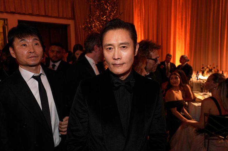 배우 이병헌이 11일(현지 시간) 미 캘리포니아주 베벌리힐스의 베벌리 힐튼에서 열리는 제83회 골든글로브 시상식에 참석하고 있다. 이병헌은 박찬욱 감독의 영화 ‘어쩔 수가 없다’로 남우주연상 후보에 올랐다. 2026.01.12. [베벌리힐스=AP/뉴시스]