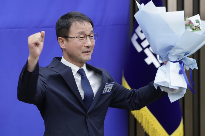 한병도 더불어민주당 신임 원내대표가 11일 서울 여의도 국회에서 열린 제22대 국회 더불어민주당 원내대표 선출을 위한 의원총회에서 인사를 하고 있다. 2026.1.11/뉴스1