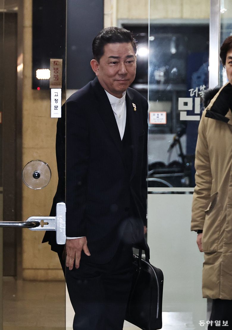 공천헌금 수수 등 각종 비위 의혹을 받는 더불어민주당 김병기 의원이 12일 오후 서울 여의도 중앙당사에서 윤리위원회를 마치고 나오고 있다. 양회성 기자 yohan@donga.com