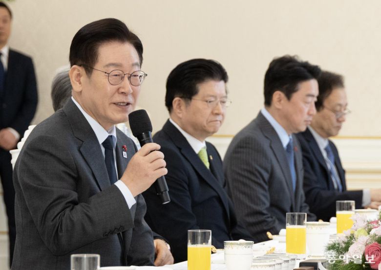 이재명 대통령이 12일 오후 청와대 본관에서 열린 ‘종교지도자 오찬’ 행사에서 모두발언을 하고 있다. 송은석 기자 silverstone@donga.com