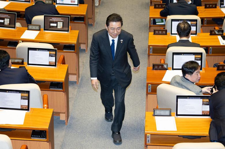 지난해 12월 30일 당시 원내대표직 사퇴를 밝힌 김병기 더불어민주당 원내대표가 서울 여의도 국회에서 열린 제430회 국회(임시회) 제3차 본회의에서 감사원장(김호철) 임명동의안 투표를 마친 후 이동하고 있다. 2025.12.30/뉴스1