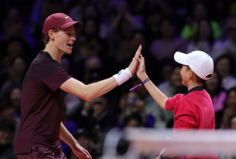 어린이 팬에게 특별한 추억을 선물한 신네르(왼쪽)의 모습. 인천=뉴시스