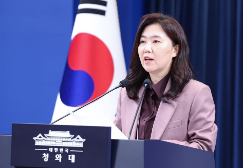 강유정 대변인이 12일 청와대 춘추관에서 캄보디아 성착취 스캠조직 검거 관련 브리핑을 하고 있다. 2026.1.12/뉴스1