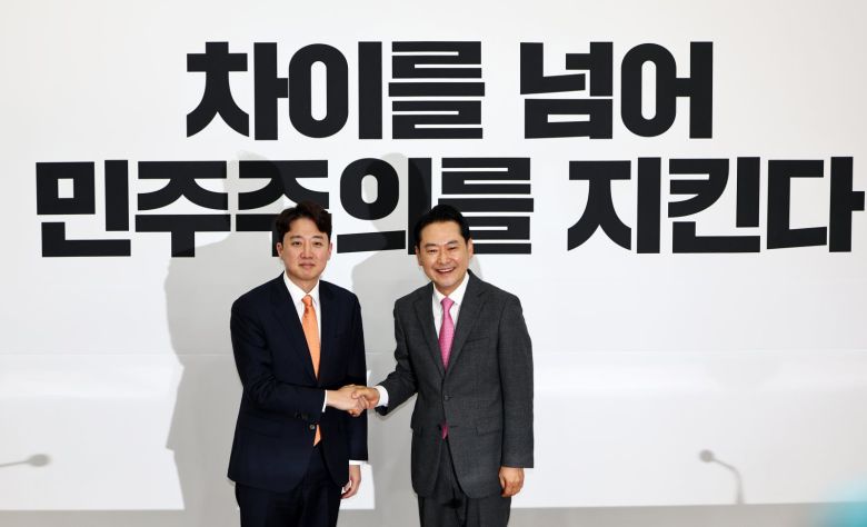 장동혁(오른쪽) 국민의힘 대표와 이준석 개혁신당 대표가 13일 오전 서울 여의도 국회에서 만나 기념촬영하고 있다. 2026.01.13. [서울=뉴시스]