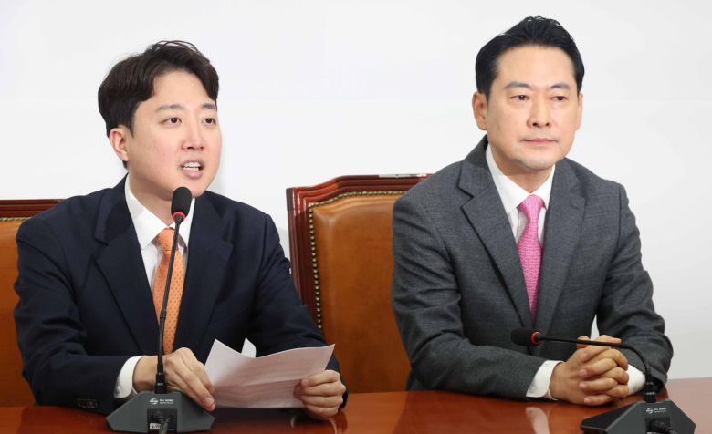 이준석 개혁신당 대표가 13일 오전 서울 여의도 국회에서 장동혁 국민의힘 대표와 ‘공천헌금·통일교 특검 연대’ 관련 논의를 하기 전 발언을 하고 있다. 2026.01.13. 뉴시스