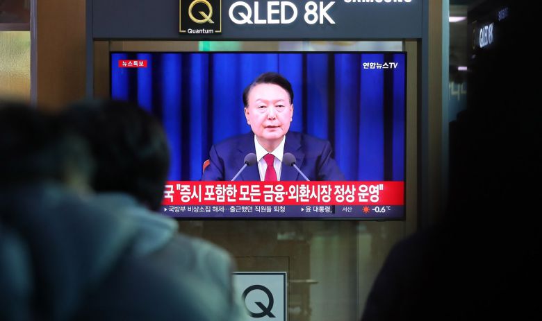 윤석열 대통령이 비상계엄 해제를 선언한 2024년 12월 4일 오전 서울역 대합실에서 시민들이 관련 뉴스를 보고 있다. 뉴시스