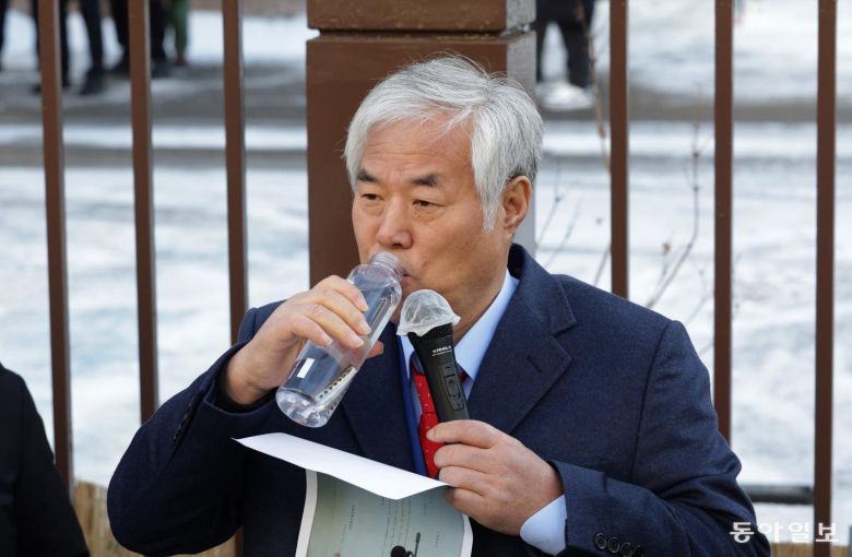 윤석열 전 대통령 탄핵 과정에서 발행한 서울서부지법 난동 사건의 배후로 의심받는 전광훈 목사가 13일 오전 서울 마포구 서울서부지법에 구속적부심 심사를 받기 위해 출두하고 있다. 전 목사는 출두에 앞서 지지자들과 기자들을 향해 입장을 밝혔다. 변영욱 기자 cut@donga.com