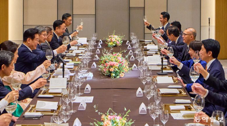 이재명 대통령과 김혜경 여사가 13일(현지 시간) 일본 나라현 회담장에서 열린 다카이치 사나에 총리 주재 만찬에서 환담하고 있다.  송은석 기자 silverstone@donga.com