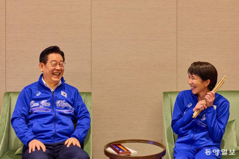 이재명 대통령과 다카이치 사나에 일본 총리가 13일 일본 나라현 환담 자리에서 일본 측이 마련한 푸른색 유니폼을 함께 착용하고 드럼 합주를 마친 뒤 환담하고 있다. 송은석 기자 silverstone@donga.com