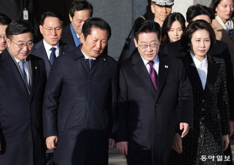 1박2일 일정으로 일본을 방문하는 이재명 대통령과 김혜경 여사가 13일 오전 성남 서울공항에서 환송나온 정청래 더불어민주당 대표 등과 공군 1호기로 향하고 있다. 성남=송은석 기자 silverstone@donga.com