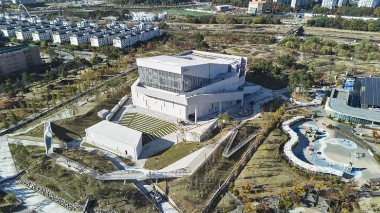 화성문화예술의전당.   화성시문화관광재단 제공