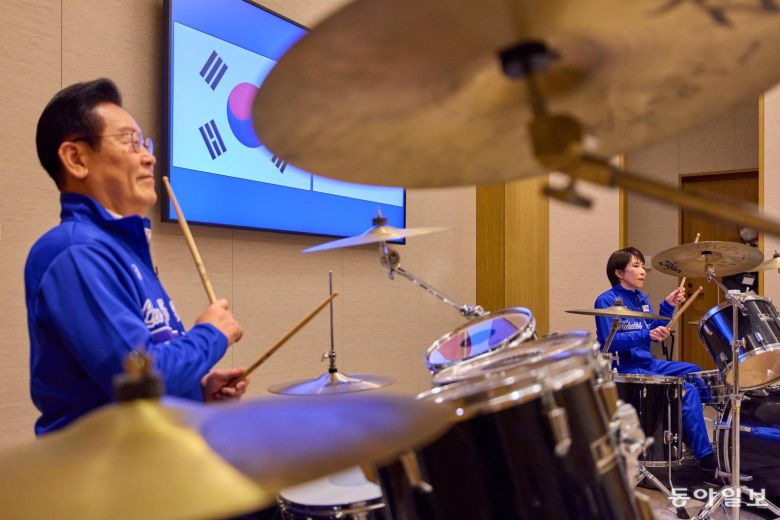 이재명 대통령과 다카이치 사나에 일본 총리가 13일 일본 나라현 환담자리에서 일본 측이 마련한 푸른색 유니폼을 함께 착용하고 드럼 앞에서 즉석 드럼 합주를하고 있다. 송은석 기자 silverstone@donga.com