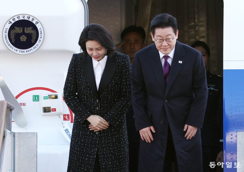 이재명 대통령과 김혜경 여사가 1박2일 일정으로 일본으로 향하기 앞서 13일 오전 성남 서울공항에서 공군 1호기에 올라 환송객들에게 인사를 하고 있다. 성남=송은석 기자 silverstone@donga.com