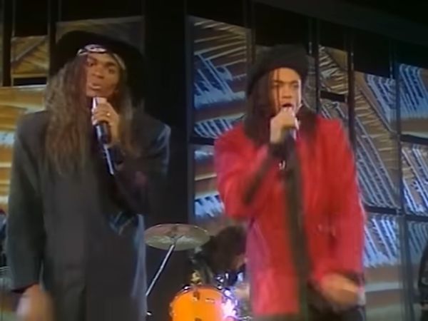 노래를 전혀 부르지 않아 ‘가짜 가수’로 퇴출된 듀오 밀리 바닐리의 모습. 유튜브 갈무리