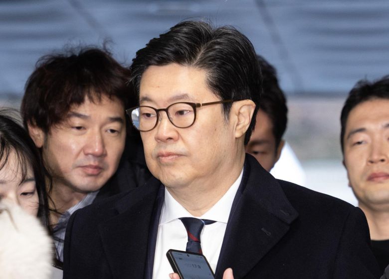 [서울=뉴시스]홈플러스 사태와 관련해 사기와 자본시장법 위반 등 혐의를 받는 김병주 MBK파트너스 회장이 13일 오전 서울 서초구 서울중앙지방법원에서 열린 구속 전 피의자 심문(영장실질심사)에 출석하고 있다.