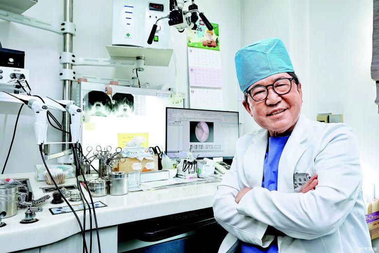 최종욱 관악이비인후과 대표원장. 침 분비량은 나이가 들수록 줄어든다. 흡연이나 음주가 잦을 경우 감소 폭은 더 커진다. 침이 줄면 구강은 쉽게 건조해지고 혀 표면이 갈라지며 통증이나 작열감을 느끼기도 한다.  양회성 기자 yohan@donga.com