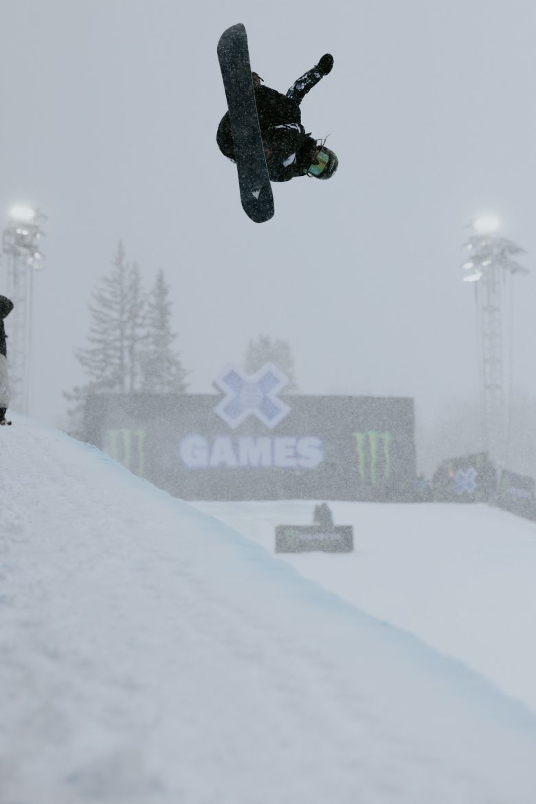 최가온은 29일 미국 콜로라도주 애스펀에서 열린 겨울 X게임 여자 슈퍼파이프 경기에서 매디 매스트로(23·미국·은메달)를 제치고 금메달을 목에 걸었다.