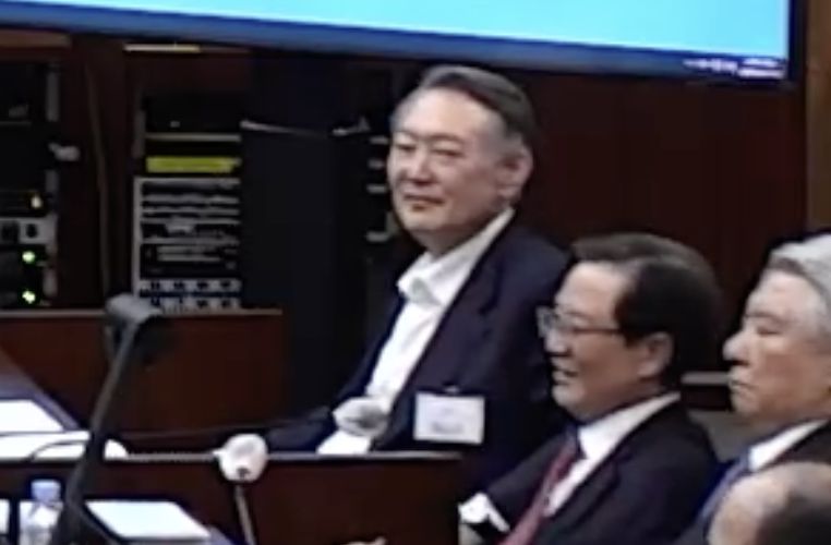 결심공판서 사형 구형 순간 웃는 윤석열 전 대통령. 서울중앙지법 재판 중계화면 캡쳐