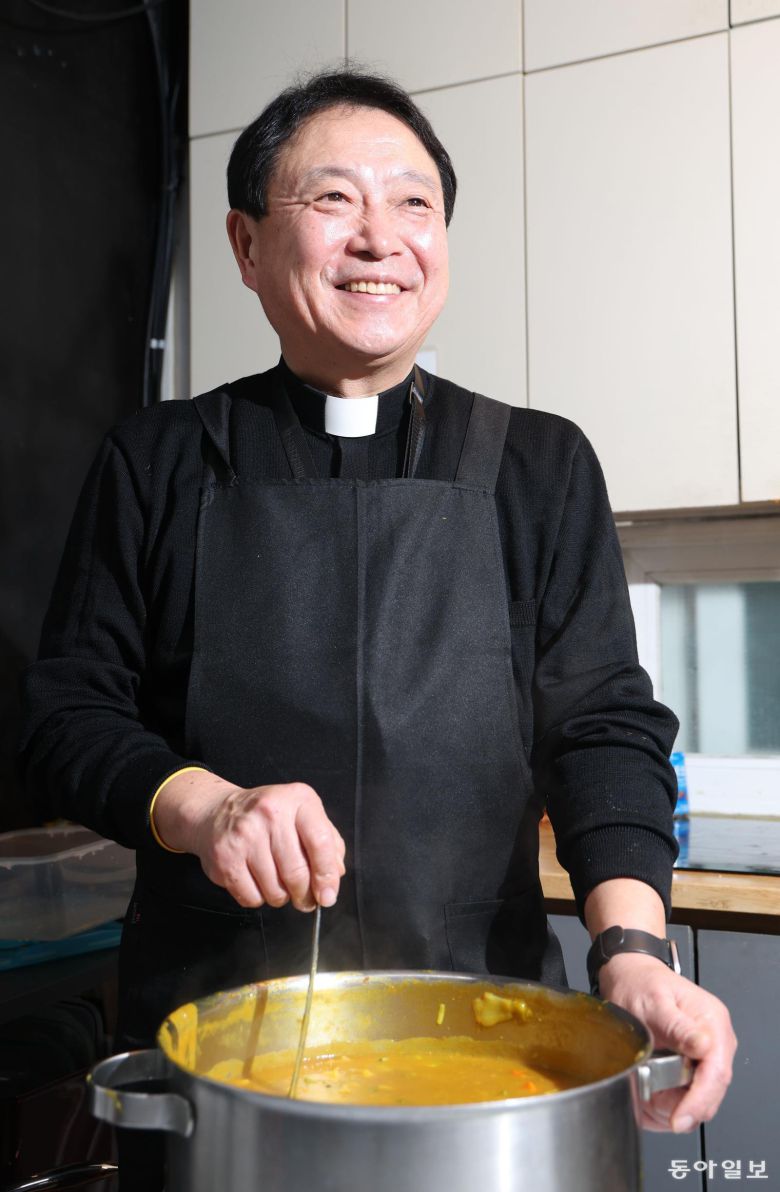 고시원 중장년층 돕는 서울대교구 빈민사목위 이영우 신부. 신원건 기자 laputa@donga.com