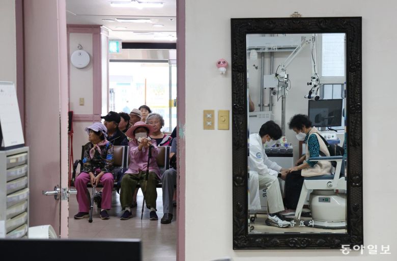 이달의 보도사진상 2025년 10월 피처 부문 우수상 ‘인구 44% 노인인데 전문의 1명뿐’. 영양=홍진환 기자 jean@donga.com