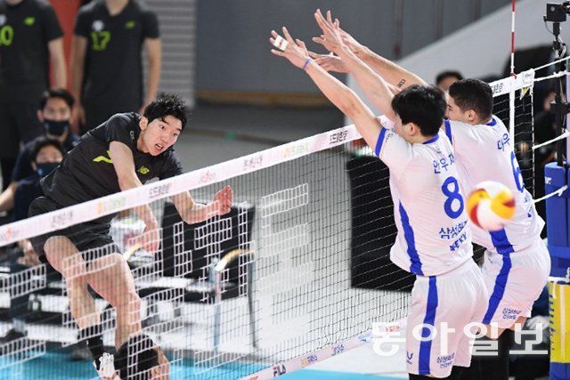 2021년 2월 19일 대전 방문 경기 당시 허수봉(왼쪽). 한국배구연맹(KOVO) 제공