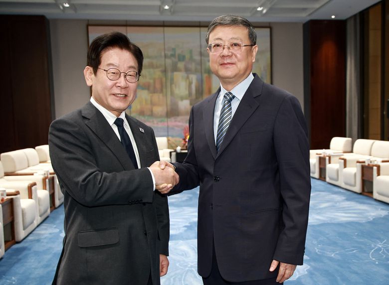 6일 중국을 국빈방문 중인 이재명 대통령과 천지닝 상하이시 당서기가 상하이 세계회객청에서 만찬을 갖기 전 기념 사진을 촬영하고 있다. 상하이=송은석 기자 silverstone@donga.com