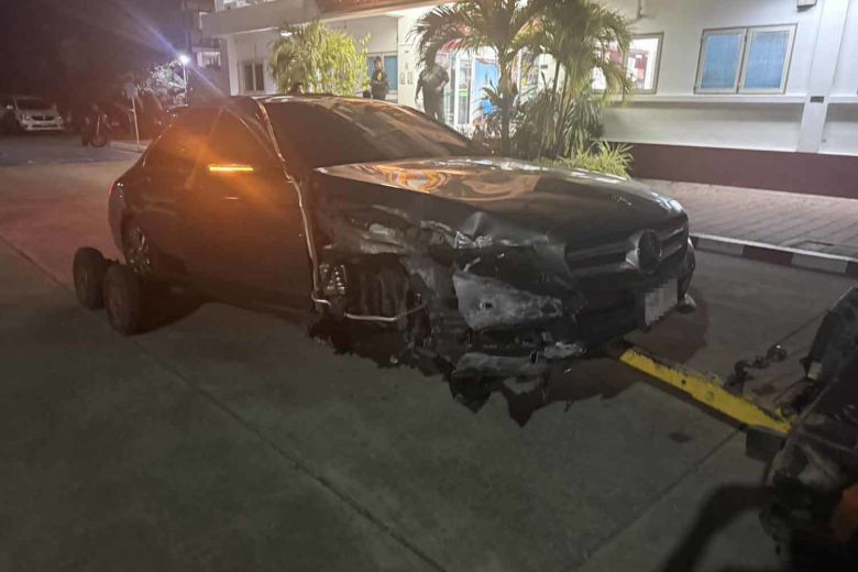 피해 여성의 벤츠 차량. 울타리를 들이받아 반파된 상태다. 방콕포스트 갈무리