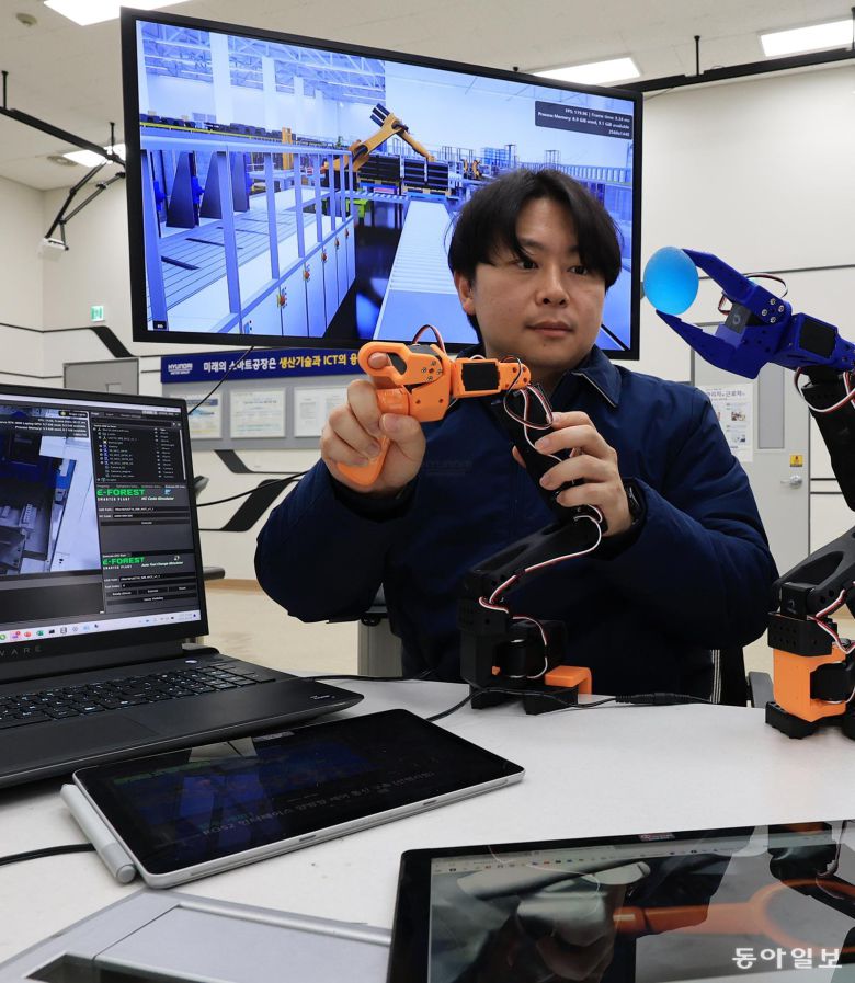 경기 의왕시 현대차 의왕연구소 이포레스트센터에서 이재환 제조SW플랫폼 개발팀 책임매니저가 컨트롤러 동작을 로봇이 모방하는 ‘AI 자율지능 로봇’을 시연하는 모습. 의왕=장승윤 기자 tomato99@donga.com