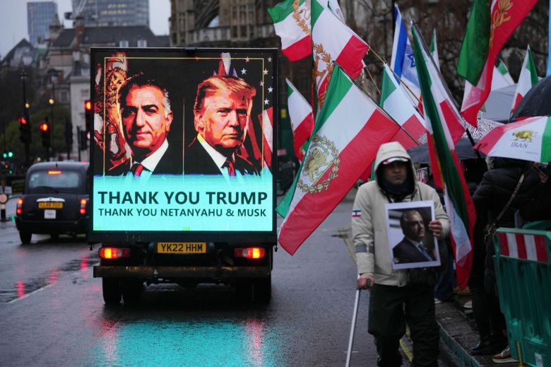 이란 시위에 떠오르는 ‘팔레비 왕가’ 13일(현지 시간) 영국 런던 국회의사당 앞에서 이란 정부에 반대하는 시위가 열린 가운데 1979년 이슬람 혁명 당시 이란에서 추방된 리자 팔레비 전 왕세자(왼쪽)와 도널드 트럼프 미국 대통령의 사진을 화면에 띄운 차량이 지나고 있다. 이란 내 반정부 시위가 격화된 가운데, 일부 시위대에서 팔레비 왕가의 부활을 외치는 목소리도 나오고 있다. 런던=AP 뉴시스