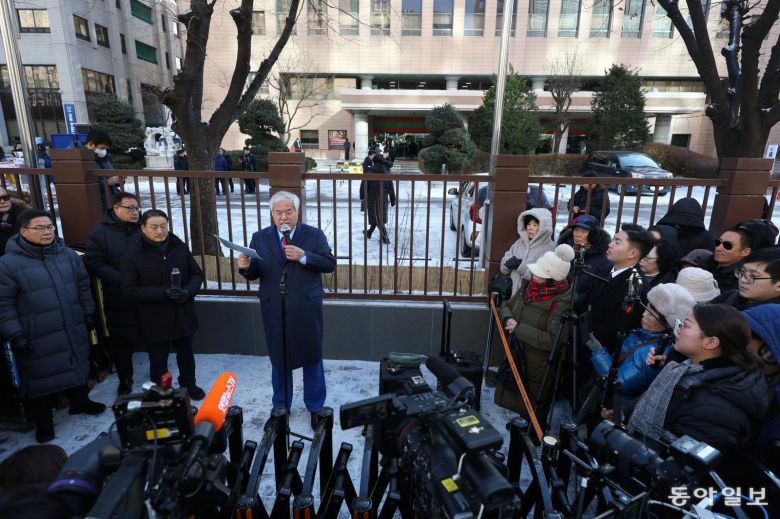 전광훈 목사가 13일 오전 서울 마포구 서울서부지법에 구속적부심 심사를 받기 위해 출두하며  기자들에게 입장을 밝히고 있다.  변영욱 기자 cut@donga.com