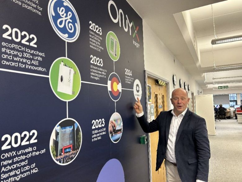 알렉시스 그레논 오닉스 최고경영자(CEO)가 지난해 12월 17일 영국 노팅엄 본사에서 전 세계 풍력발전소 결함을 인공지능(AI) 시스템이 자동 점검하는 현황에 대해 설명하고 있다. 노팅엄=유근형 특파원