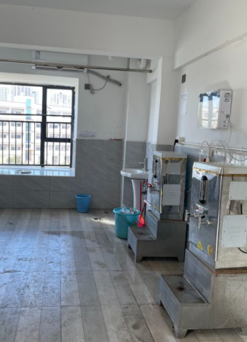 공장 내 기숙사의 모습. 보고서에 따르면, 기숙사는 한 방에 최대 8명까지 수용해 매우 혼잡한 상태였으며 온수조차 사용하기 어려운 환경인 것으로 나타났다. CLW 제공