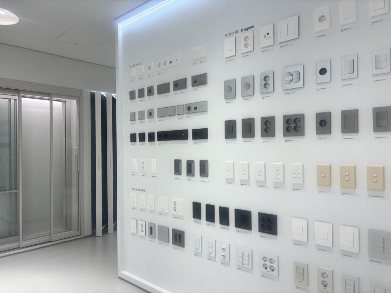 한샘 논현 플래그샵스토어에 커스터마이징을 위한 콘센트 및 스위치가 전시돼 있다. 황소영 기자 fangso@donga.com