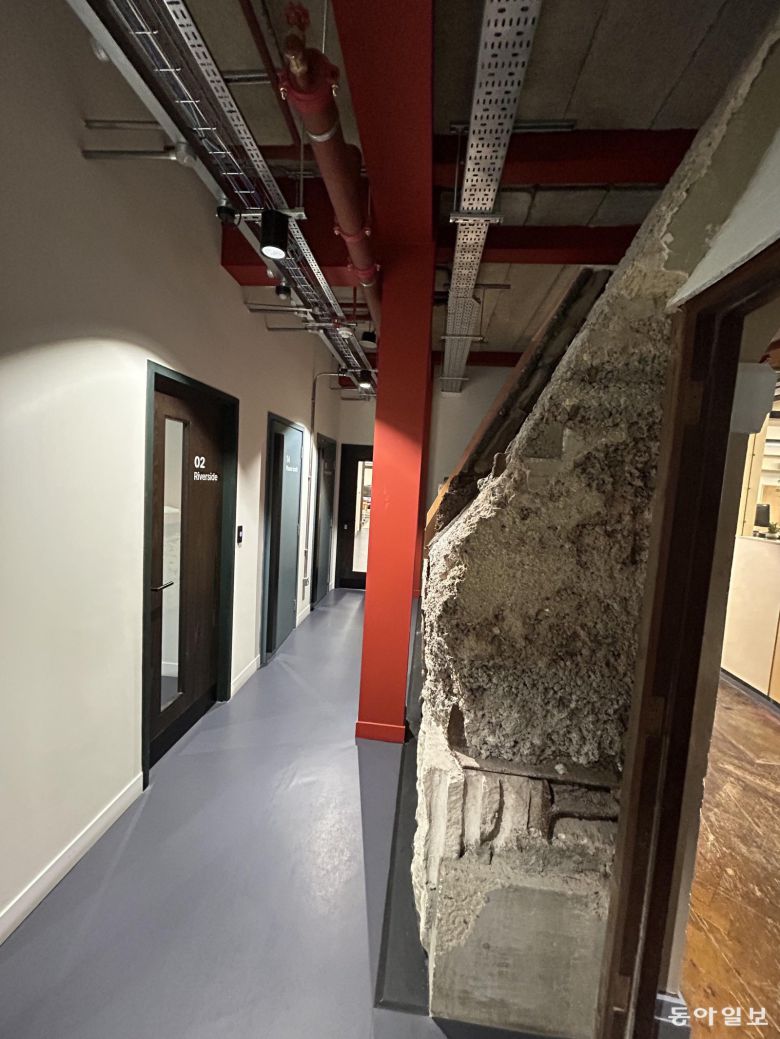 기후테크 전문 벤터캐피탈인 이 기업은 100년이 넘은 건물의 골조는 그대로 유지한 채 재생 자재들로 사무실을 꾸며 기업의 정체성을 공간에 투영했다.런던=유근형 특파원