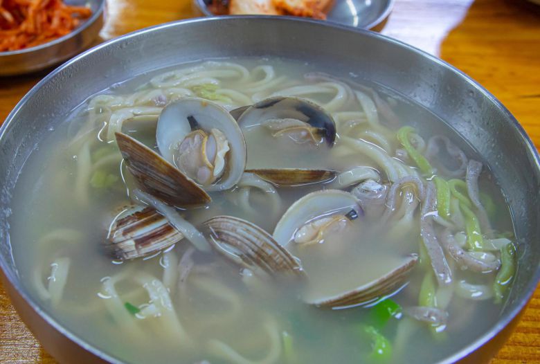 경기관광공사는 경기도를 대표하는 ‘경기 노포(老鋪)’ 4곳을 추천했다. 안산 선부동에서 35년째 같은 자리를 지켜온 ‘이조칼국수’에서 해물칼국수를 팔고 있다. 경기관광공사 제공