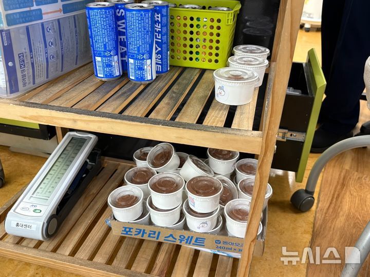 서울 마포구 홍대 헌혈의집 내부 선반에 쌓인 두쫀쿠(두바이 쫀득 쿠키)와 음료.