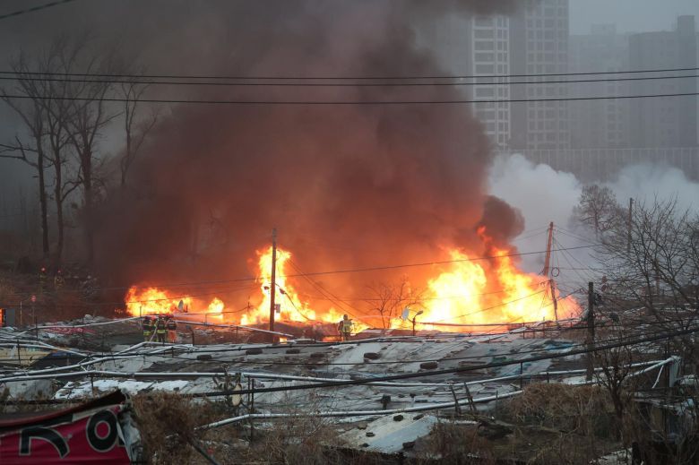 16일 오전 서울 강남구 개포동 구룡마을에서 불이나 출동한 소방대원들이 진화작업을 벌이고 있다. 2026.1.16/뉴스1