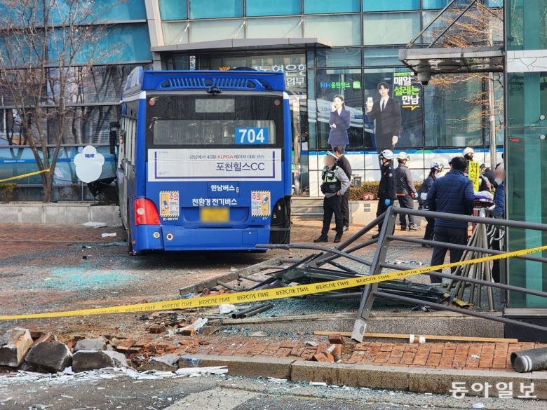 16일 오후 서울 중구 NH농협은행 본점영업부를 시내버스가 들이받는 사고가 발생해 경찰과 소방당국이 이를 수습하고 있다. 전영한 기자 scoopjyh@donga.com