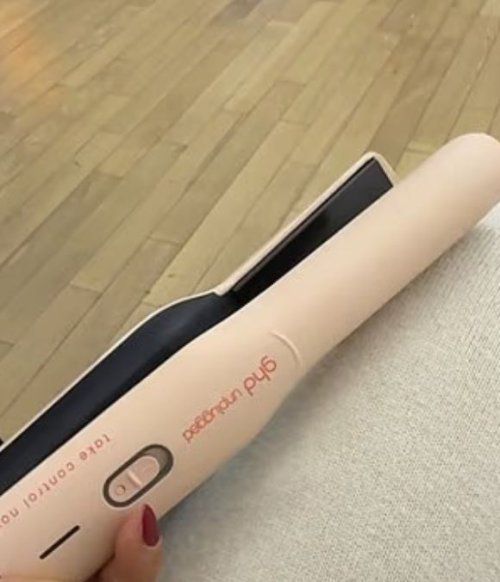 호주 여행객이 인천공항에서 배터리 일체형 무선 고데기를 압수당해 화제다. 최근 기내 화재 방지를 위해 리튬 배터리 내장 발열 기기의 반입 규정이 강화된 결과로, 여행 시 주의가 요구된다. 뉴스1