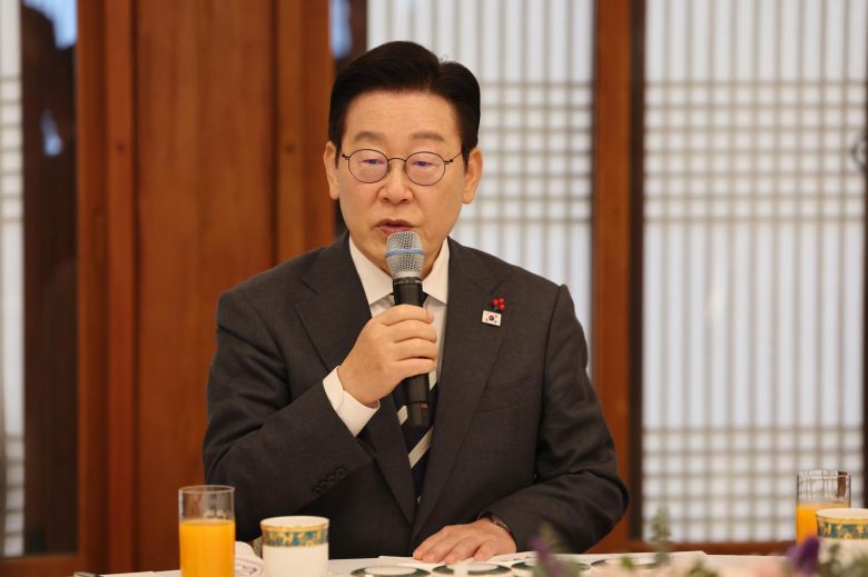 이재명 대통령이 16일 청와대 상춘재에서 열린 여야 지도부 초청 오찬 간담회에서 모두발언을 하고 있다. 2026.1.16 청와대사진기자단