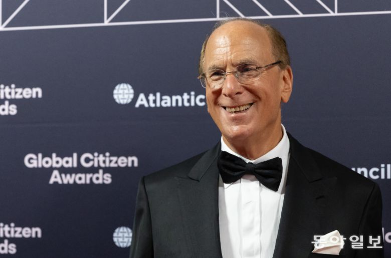 래리 핑크 블랙록 회장 겸 CEO는 2025년 10월 뉴욕타임스 ‘딜북 컨퍼런스’에서 가상자산에 대한 자신의 생각이 “진화했다”며, 자신의 초기 견해는 잘못됐다고 말했다. 블랙록이 2024년 1월 출시한 비트코인 현물 ETF IBIT는 역사상 가장 빠르게 성장한 ETF라는 기록을 썼다. AP 뉴시스