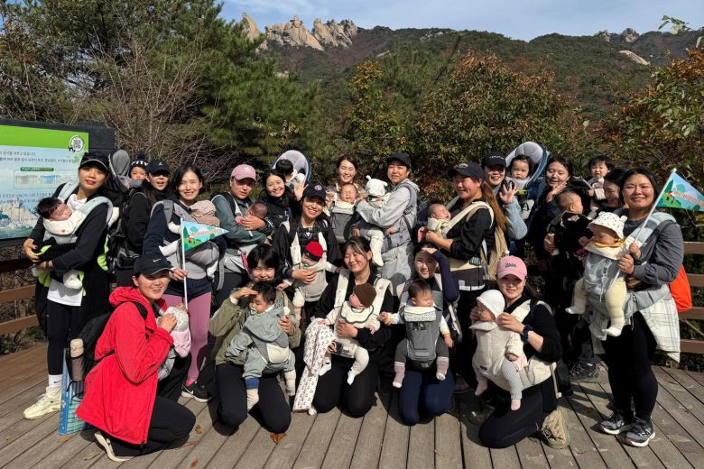 베이비하이킹클럽 회원들이 아이들과 함께 산에 올라 포즈를 취했다. 오언주 회장 제공.