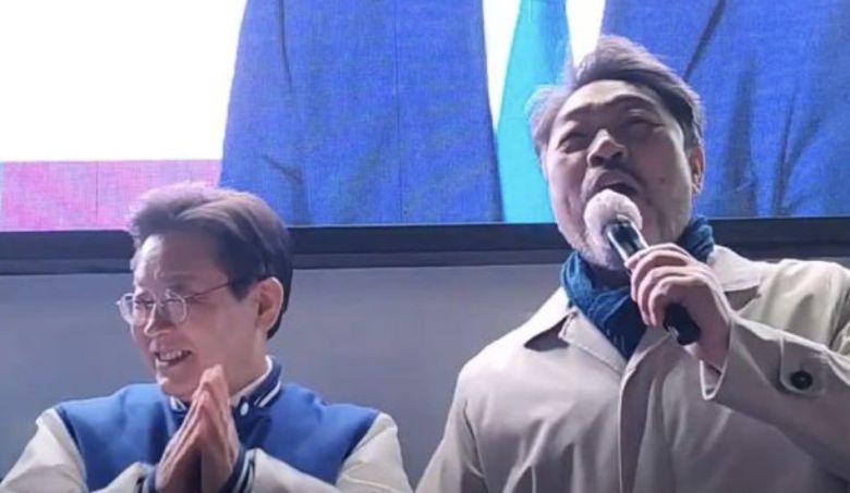 2024년 4월 총선을 앞두고 인천 계양구 유세 현장에서 이재명 대통령(당시 더불어민주당 후보)를 지원 연설하기 위해 배우 이원종 씨(오른쪽)이 마이크를 잡았다. 뉴시스
