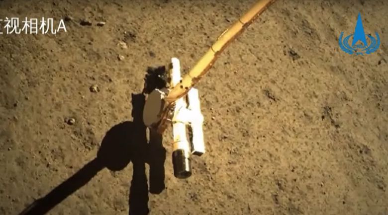 중국 달 탐사선 ‘창어 6호’가 2024년 달 뒷면에서 토양을 채취하는 모습. 사진 출처 중국 국가우주국