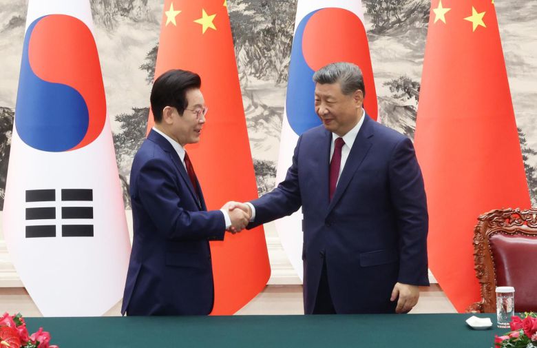 이재명 대통령과 시진핑 중국 국가주석(오른쪽)이 5일 중국 베이징 인민대회당에서 열린 MOU 서명식에서 악수를 하고 있다. 시 주석은 2013년 중국 제7대 주석에 오른 뒤 지금까지 14년간 자리를 유지하고 있다. 청와대사진기자단